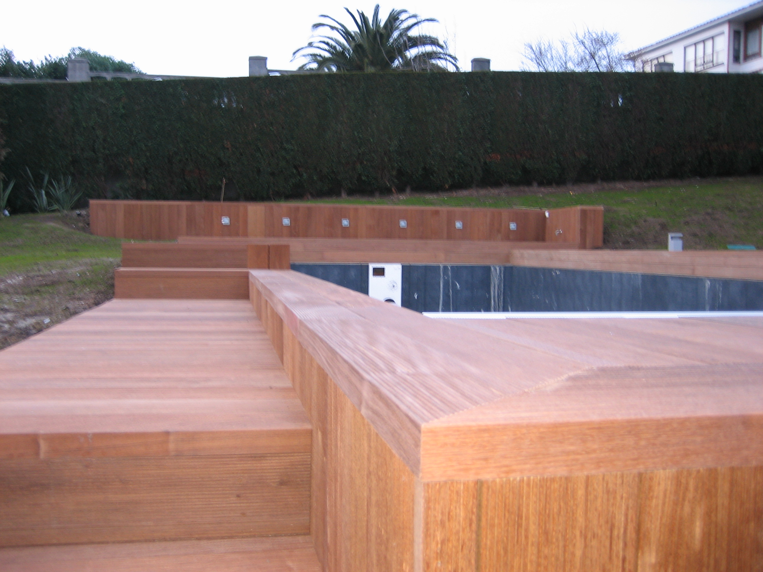 TARIMA MACIZA EXTERIOR MADERA INSTALACION ASTURIAS PISCINAS